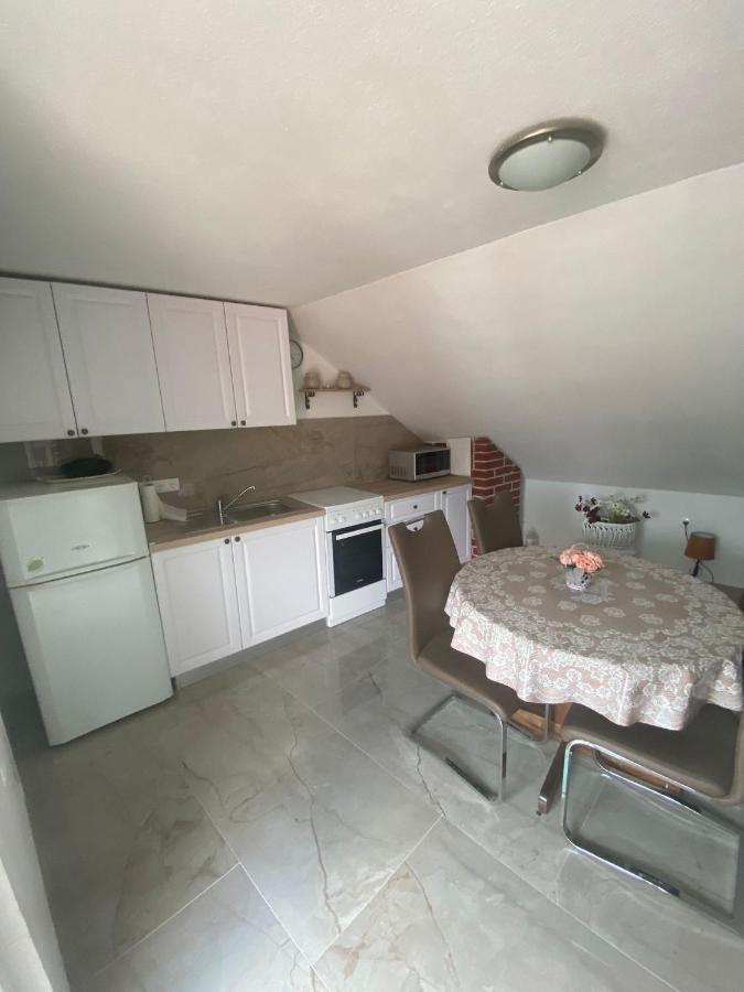 Apartment Mate *